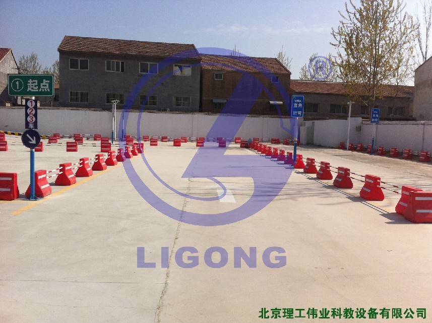 科目二場地考試，直角轉(zhuǎn)彎